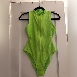 SKIMS SWIM ZIP FRONT SLEEVELESS ONE PIECE |
NEON GREEN / S